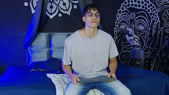 Snapshot of AlessioVitale chatting on December 2025 12:11:02 PM AlessioVitale online show from December 2025 12:11:02 PM