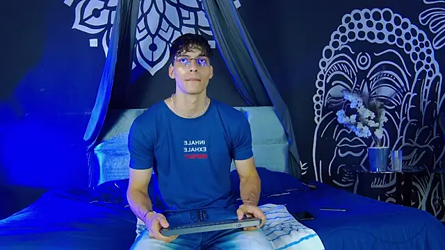 Snapshot of AlessioVitale chatting on December 2025 12:00:02 PM AlessioVitale online show from December 2025 12:00:02 PM