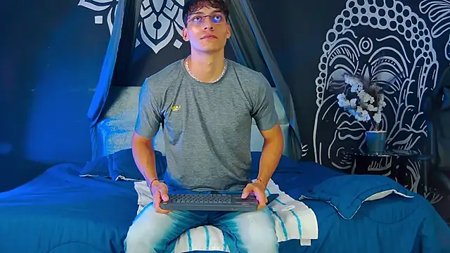 Snapshot of AlessioVitale chatting on December 2025 12:01:02 PM AlessioVitale online show from December 2025 12:01:02 PM