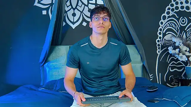 AlessioVitale online show from December 2025 01:29:01 PM