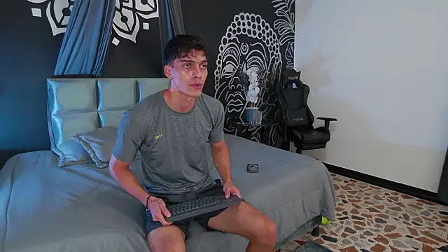 AlessioVitale online show from February 2026 07:43:01 PM