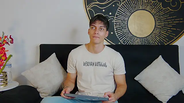 AlessioVitale online show from February 2026 07:44:02 PM