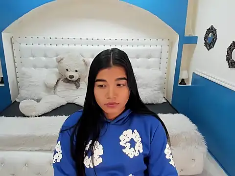 Snapshot of Sheyla_Bell chatting on October 2025 01:45:02 PM Sheyla Bell online show from October 2025 01:45:02 PM