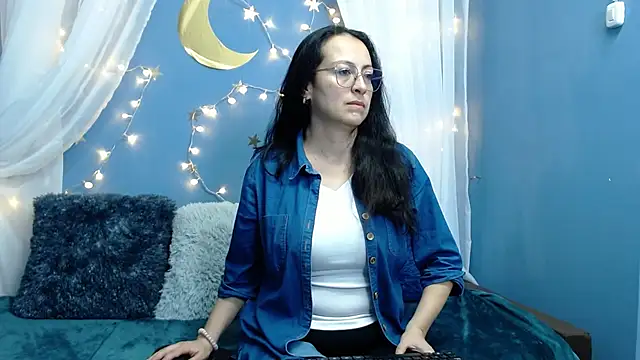 Snapshot of Lauryn_Jones chatting on December 2025 04:57:01 PM Lauryn Jones online show from December 2025 04:57:01 PM