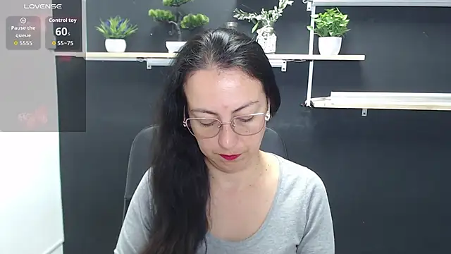 Lauryn Jones online show from April 2026 05:33:02 PM