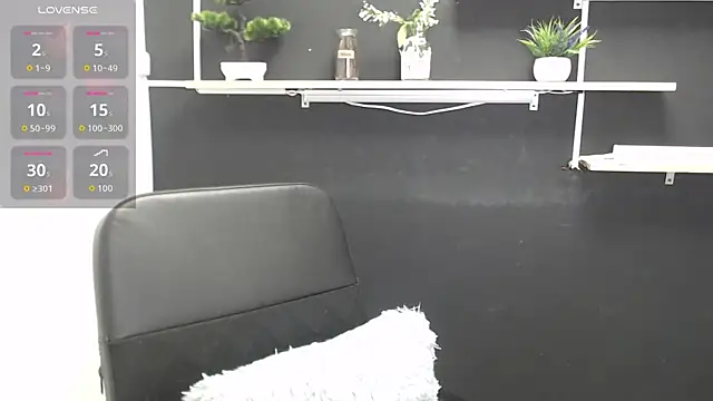 Lauryn Jones online show from June 2026 05:17:01 PM