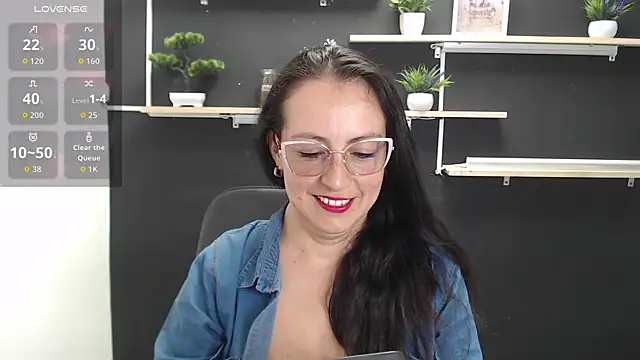 Lauryn Jones online show from June 2026 07:23:01 PM