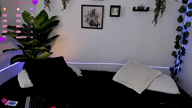 Snapshot of Evelyn_R_ chatting on December 2025 03:30:01 PM Evelyn R online show from December 2025 03:30:01 PM