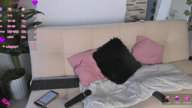 Snapshot of Evelyn_R_ chatting on June 2026 09:37:01 PM Evelyn R online show from June 2026 09:37:01 PM