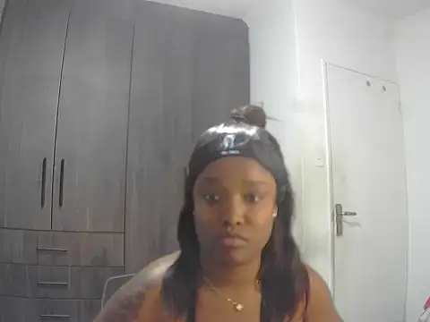 Snapshot of Cherry-OnTop chatting on November 2025 10:28:01 AM Cherry-OnTop online show from November 2025 10:28:01 AM