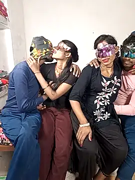 Snapshot of Real-Family chatting on December 2025 05:19:02 PM Real-Family online show from December 2025 05:19:02 PM