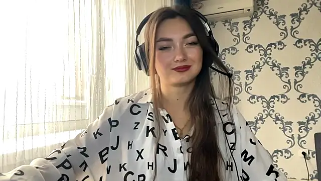 Snapshot of TwotyBright chatting on November 2025 08:04:01 AM TwotyBright online show from November 2025 08:04:01 AM