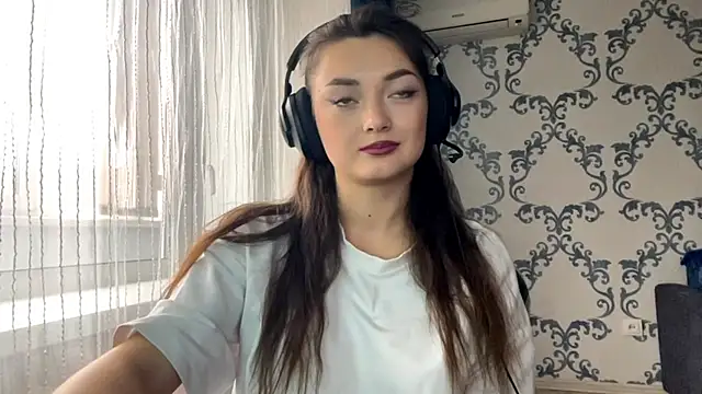 Snapshot of TwotyBright chatting on November 2025 08:14:01 AM TwotyBright online show from November 2025 08:14:01 AM