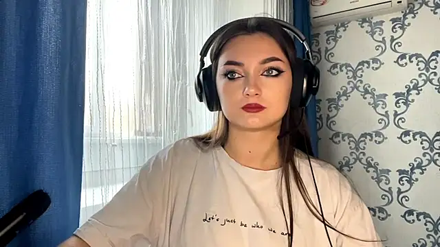 Snapshot of TwotyBright chatting on November 2025 08:02:02 AM TwotyBright online show from November 2025 08:02:02 AM