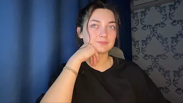 Snapshot of TwotyBright chatting on November 2025 04:18:01 PM TwotyBright online show from November 2025 04:18:01 PM