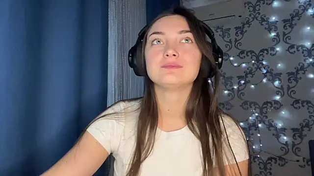 Snapshot of TwotyBright chatting on December 2025 01:09:02 PM TwotyBright online show from December 2025 01:09:02 PM