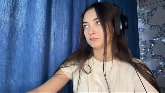 Snapshot of TwotyBright chatting on December 2025 08:09:02 AM TwotyBright online show from December 2025 08:09:02 AM