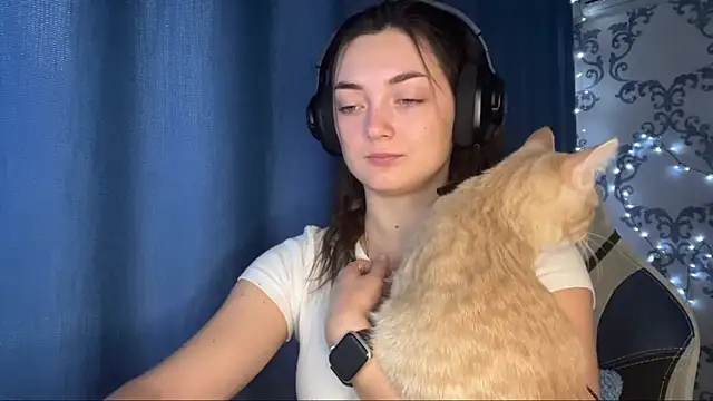 Snapshot of TwotyBright chatting on December 2025 06:08:02 AM TwotyBright online show from December 2025 06:08:02 AM