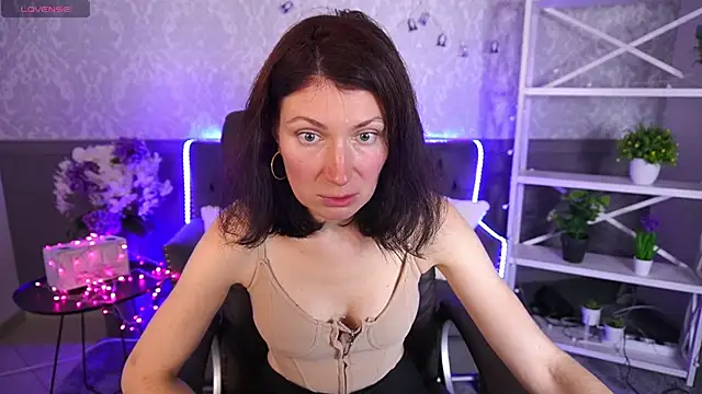 Snapshot of AmiraGoldd chatting on November 2025 08:14:01 AM AmiraGoldd online show from November 2025 08:14:01 AM