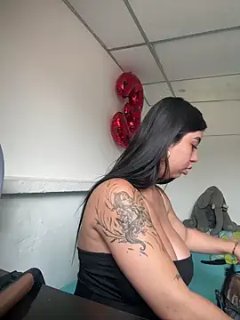 Snapshot of Valen_Ross chatting on November 2025 06:08:02 PM Valen Ross online show from November 2025 06:08:02 PM