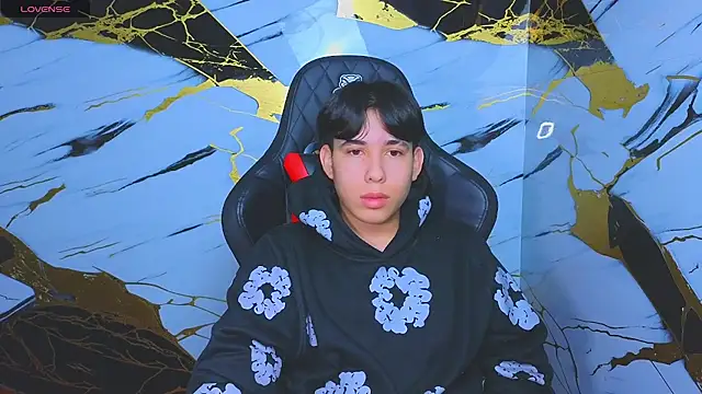 Suarezz10  online show from November 2025 11:44:02 AM