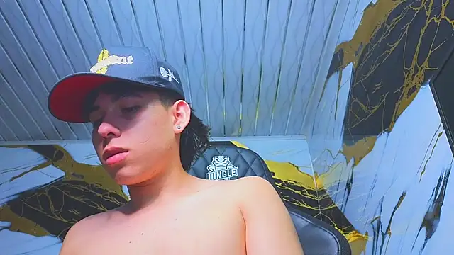 Suarezz10  online show from December 2025 04:05:01 PM