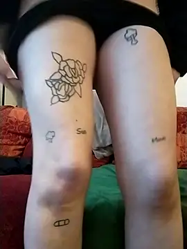 Leacouturierrr online show from November 2025 03:23:02 PM