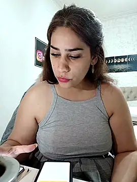 nahiarabiel33 online show from December 2025 02:48:01 PM