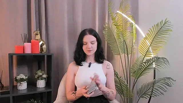 Snapshot of LatinaHuguenin chatting on November 2025 02:17:01 PM LatinaHuguenin online show from November 2025 02:17:01 PM