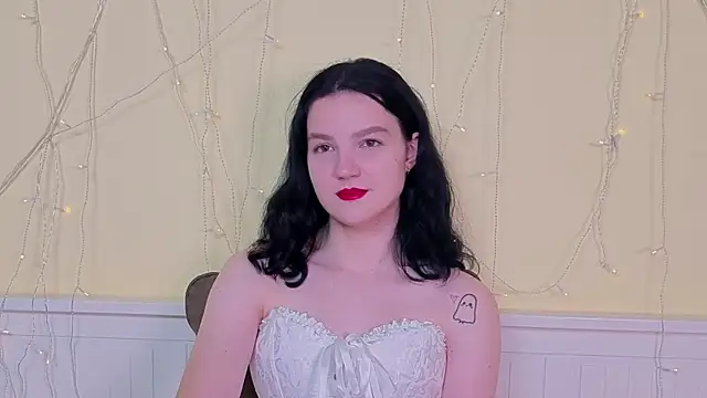 Snapshot of LatinaHuguenin chatting on November 2025 07:25:01 AM LatinaHuguenin online show from November 2025 07:25:01 AM