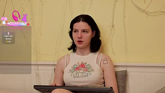 Snapshot of LatinaHuguenin chatting on December 2025 07:03:02 AM LatinaHuguenin online show from December 2025 07:03:02 AM