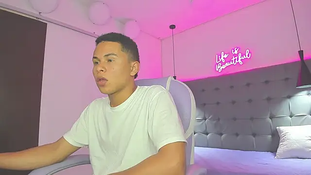 Snapshot of Liams18 chatting on November 2025 03:06:01 AM Liams18 online show from November 2025 03:06:01 AM