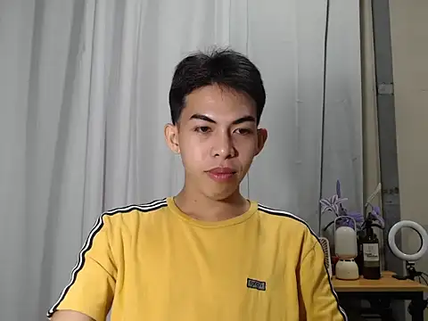 Snapshot of Urhotsilverboy chatting on November 2025 04:11:02 PM Urhotsilverboy online show from November 2025 04:11:02 PM