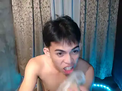 Snapshot of Urhotsilverboy chatting on December 2025 03:32:01 PM Urhotsilverboy online show from December 2025 03:32:01 PM