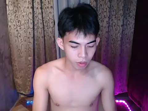 Snapshot of Urhotsilverboy chatting on December 2025 03:52:01 PM Urhotsilverboy online show from December 2025 03:52:01 PM