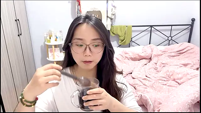 Snapshot of Hmm_0303 chatting on April 2026 05:10:02 PM Hmm 0303 online show from April 2026 05:10:02 PM
