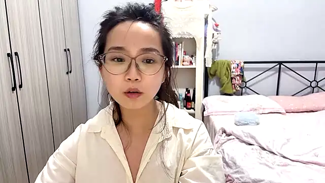 Snapshot of Hmm_0303 chatting on April 2026 04:22:01 PM Hmm 0303 online show from April 2026 04:22:01 PM