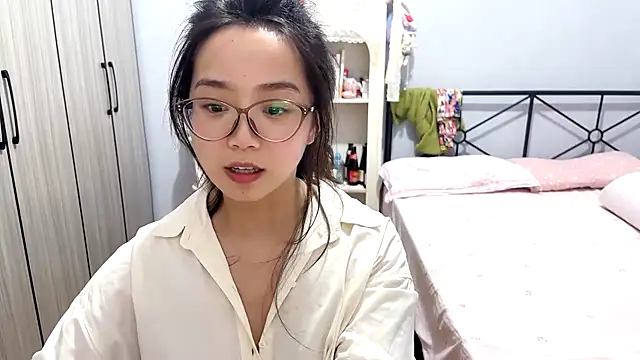 Snapshot of Hmm_0303 chatting on April 2026 05:30:01 PM Hmm 0303 online show from April 2026 05:30:01 PM