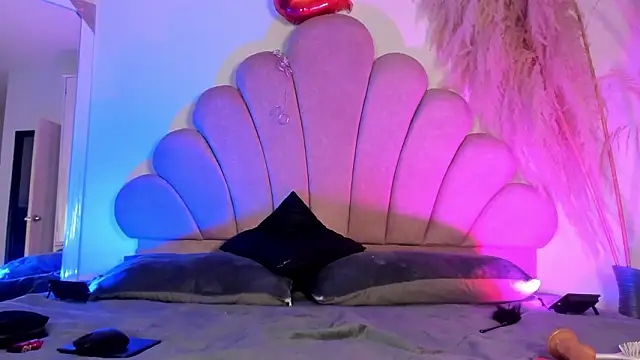 Dominique Rae online show from March 2026 08:04:01 PM