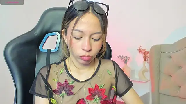 LuluuBerry online show from November 2025 01:44:01 PM