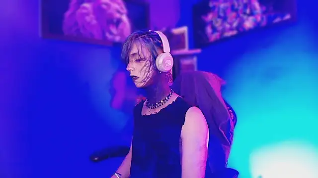 Snapshot of luxiel_ chatting on March 2026 09:42:02 PM luxiel online show from March 2026 09:42:02 PM