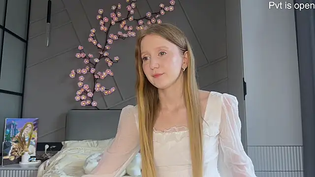 Snapshot of MiraJuicyJune chatting on May 2026 04:32:01 AM MiraJuicyJune online show from May 2026 04:32:01 AM