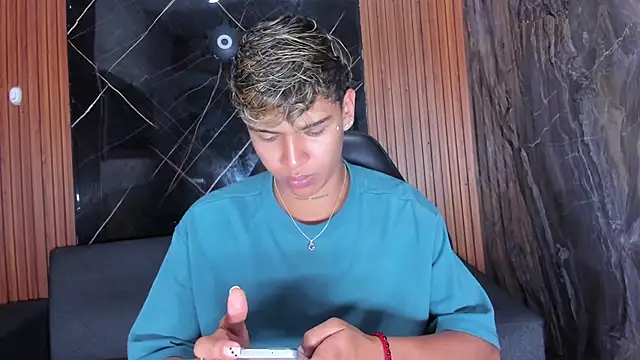 Snapshot of Timmy_Kiing_ chatting on December 2025 09:13:02 PM Timmy Kiing online show from December 2025 09:13:02 PM