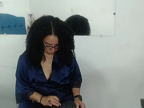 Karolayn Giles online show from November 2025 07:35:01 PM