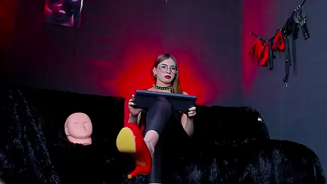 Snapshot of MartinaStones chatting on December 2025 09:02:01 PM MartinaStones online show from December 2025 09:02:01 PM