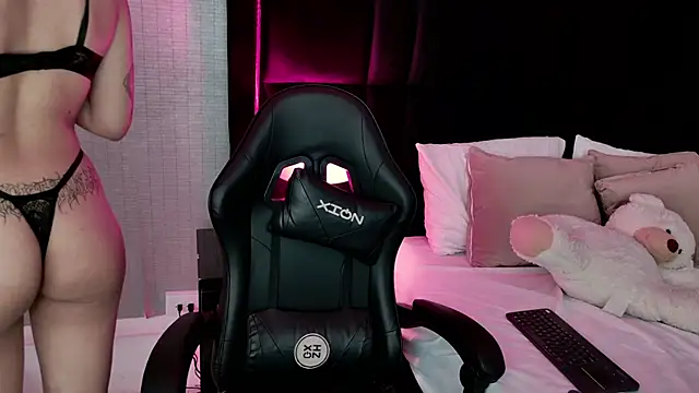 EllaEvanz online show from November 2025 07:37:02 PM