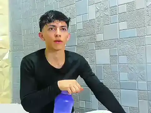 Snapshot of ElanGiraldo chatting on November 2025 10:32:02 PM ElanGiraldo online show from November 2025 10:32:02 PM