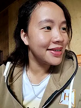 yelow-bee online show from November 2025 03:49:01 AM