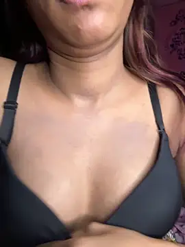 Snapshot of Your___Moonlight chatting on December 2025 09:11:01 PM Your Moonlight online show from December 2025 09:11:01 PM