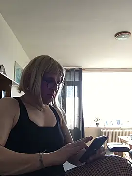 Snapshot of simone_xdressing chatting on March 2025 10:08:02 AM simone xdressing online show from March 2025 10:08:02 AM